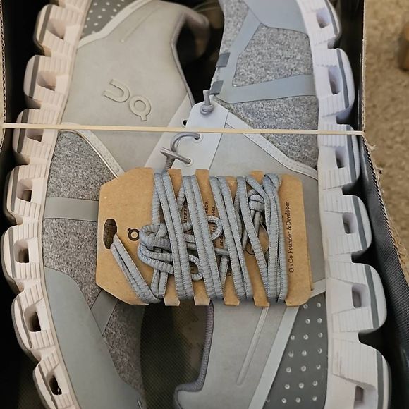 ON RUNNING
Womans CLOUD TERRY Silver size 9.5
No box - Picture 5 of 6